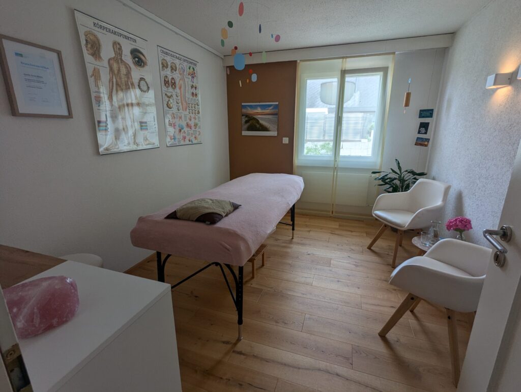 Heller, ruhiger Behandlungsraum der Craniosacral-Praxis in Engelburg bei St. Gallen mit Behandlungsliege